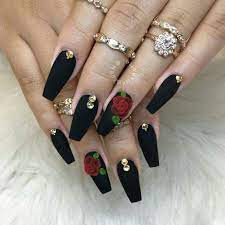 Uñas acrilicas largas negras matte con corazones encapsulados para san valentín. Unas De Acrilico 2020 Negras