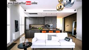 Diese art der einrichtung ist modern, der raum sieht großzügiger aus, man bekommt einen besseren überblick und fühlt sich dadurch wohler. Wohnzimmer Kuche Zusammen Holzkuche Dunkel Weisses Sofa Orange Hocker Youtube