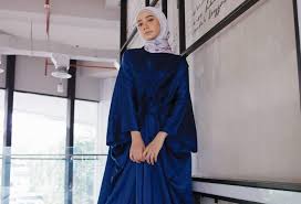 Warna ini ditemukan oleh professor mas subramanian, peneliti dari universitas negeri oregon, amerika menurut saya, warna cyan sekilas memang mirip dengan turquoise. Hijab Yang Cocok Untuk Baju Biru Navy