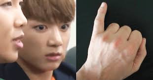 Pinky is an alternative form of pinkie. Koreans Believe Your Pinky Finger Can Reveal Your Deepest Secret Personality Koreaboo