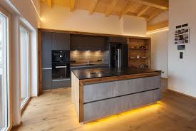 Moderne Kuchen Ihre Design Kuche Nach Mass Das Aroma Eines Frisch Aufgeschaumten Cappuccinos Der Sanft Schimmernde Gl Kuchen Design Moderne Kuche Wohnung Kuche