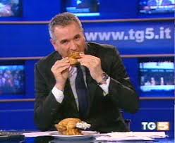 Sequenza di canale 5 del 30 ottobre 2020, contenente: E Successo In Tv 22 Febbraio 2006 Un Pollo Mangiato In Diretta Al Telegiornale Tvblog