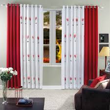 Aber auch im wohnzimmer sind solche schweren stoffe beliebt, denn sie strahlen eleganz aus. 35 Rote Gardinen Fur Konigliche Eleganz In Ihrem Wohnzimmer