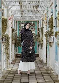 Tips memilih jilbab untuk baju hitam youtube. Warna Jilbab Yang Cocok Untuk Baju Polkadot Hitam Putih Pintar Mencocokan