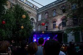 Dürer kert hosts concerts for a wide range of genres from artists such as hocico, wolfheart, and revenge, having previously. Index Gazdasag 24 Hu Ner Tulajdonba Kerult A Durer Kert Ingatlana
