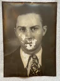 Can anyone clean this up please. It was our last picture together 💜