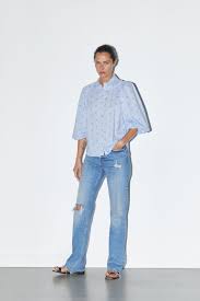Vernieuw je look met nieuwe kleuren en geweldige stijlen. Striped Print Blouse View All Shirts Blouses Woman Zara United States
