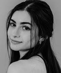 Caroline Hooper's Instagram, Twitter & Facebook