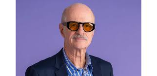 Foto: Sérgio (Marcos Caruso) vai parar no hospital após receber mensagens  de Miriam (Paula Cohen) nos próximos capítulos de 'Elas por Elas'