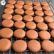 Lorsque Le Sirop Est A 100 Commencez A Battre Les Blancs En Neige En Commencant A Petite Vitesse Pu Recette Macaron Facile Recette Macaron Macaron Mercotte