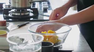 Kolak jadi makanan yang identik disajikan ketika bulan puasa sebagai menu berbuka,tapi sebenarnya kolak tetap nikmat disajikan pada hari biasa, entah dalam keadaan panas atau dingin. Resep Membuat Kolak Candil Ubi Ala Masterchef Rasanya Kaya Di Lidah
