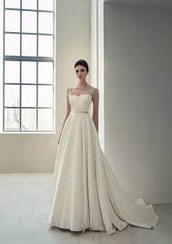 Gone are the days when purchasing wedding dresses from online retailers was a crazy notion. This Item Is Unavailable Etsy Hochzeitskleidarten Klassisches Brautkleid Kleid Hochzeit