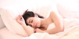 Pertama, pecahkan 3 telur ke dalam mangkuk, kocok telur hingga rata. 8 Manfaat Yang Bisa Diperoleh Ketika Tidur Menggunakan Guling Merdeka Com