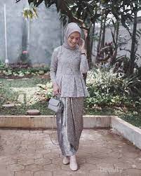 Seperti contoh kebaya di atas, cukup simple dengan tambahan ikat pinggang untuk mempercantik kebayamu. Tinggalkan Model Lama Ini Inspirasi Kebaya Modifikasi Muslimah Untuk Pilihan Wisuda Kamu