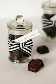 Selbstgemachte Pralinen Verpacken Weihnachten Schone Ideen Fur Geschenkverpackung With Images Mini Glass Jars Mothers Day Chocolates Jar Gifts