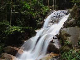 Air terjun adalah formasi geologi dari arus air yang mengalir melalui suatu formasi bebatuan yang mengalami erosi dan jatuh ke bawah dari ketinggian. Tempat Menarik Di Seremban Findbulous Travel