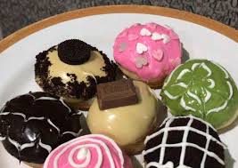 Oleh karena itu ibu rumah tangga memodifikasi bagian topping dan bentuk donatnya agar terlihat menarik dan menggoda. Resep Donat Empuk Yang Enak