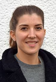 Menschen im Kreis äußern sich zu ihrer Arbeit und zum Thema Homeoffice