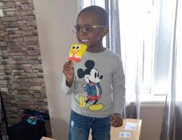 O spongebob squarepants é uma personagem baseada numa esponja animada que vive debaixo do mar. Nino Compra 2600 En Paletas De Bob Esponja Endeudo A La Familia