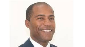 Francisco Carvalho fecha gabinete para passar uma semana em Portugal