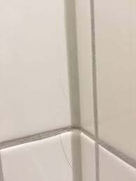 Im badezimmer sind 6 fliesen gerissen (wohl setzrisse). Fliesen Gerissen