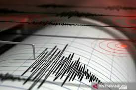 Warga mengamati gedung kantor gubernur sulawesi barat yang rusak akibat gempa bumi, di mamuju, sulawesi barat, jumat (15/1/2021). Gempa Bumi Tektoknik Magnitudo 5 2 Terjadi Di Sulawesi Utara Antara News