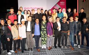 Diari dimulakan dengan scene pasu bunga pecah. Akademi Fantasia 2014 Kembali Format Asal Hiburan Mstar