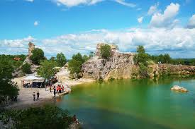 Lâm bích tuyền khoe thần thái tuyệt đẹp trên chính quê hương an giang. An Giang Mountaintop Lakes Glitter Different Shades Of Envy Vnexpress International