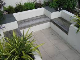 this modern courtyard garden makes good use of a small space with built in seating amongst the lush evergree gartengestaltung moderner garten hinterhof garten