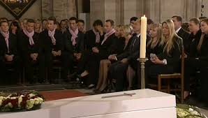 Mais treffen auch die schwangere verlobte, anne sophie, und der vater des. Wouter Weylandt S Funeral Takes Place In Ghent Video Of Tyler Farrar S Address Road Cc
