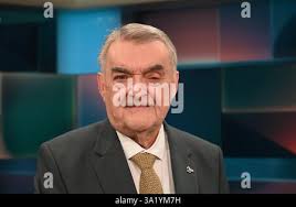 Herbert REUL, Politiker, CDU, Innenminister des Landes Nordrhein-Westfalen,  folgt den Anweisungen von Melanie LIPP, Chief Police Officer, Leiter der  Landesreiterstaffel NRW, NRW-Innenminister Herbert Reul besucht die  Landesreiterstaffel der Polizei NRW ...