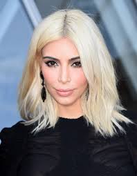 Cheveux mi longs coupes de cheveux pour cheveux mi long tuto coiffure sur cheveux court youtube coupes de. Kim Kardashian Blonde Platine Avec Un Carre Long En Mars 2015 Kim Kardashian Toutes Ses Coupes En Images Elle