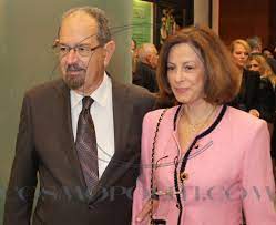 Γεννήθηκε στην αθήνα στις 6 μαρτίου 1939. O Takhs Boygioyklakhs Kai H Efh Pikoyla Sto Alikh Cosmopoliti Com Xristina Polith