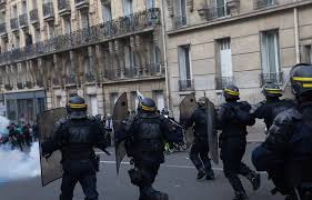Video Manifestation Du 1er Mai Le Crs Toulousain Blesse A La Tete Par Un Pave Reste En Observation