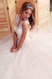 Vielleicht habt ihr den clip ja. Mode Studio Foto Von Wunderschonen Jungen Braut Mit Blonden Locken Tragt Elegante Spitze Hochzeitskleid Und Krone Auf Dem Kopf Lizenzfreie Fotos Bilder Und Stock Fotografie Image 50576867