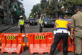 Jul 01, 2021 · namun, jika edaran tersebut turun, pihaknya siap menjalankan ppkm darurat sesuai aturan pemerintah pusat. Ppkm Darurat Berikut Update Lokasi Penyekatan Jalan Di Bandung