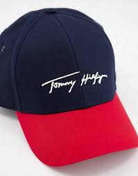Sac bandoulière à plaque monogramme emblématique. Tommy Hilfiger Casquette De Baseball Avec Logo Manuscrit Bleu Marine Asos