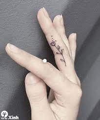 Những người lựa chọn xăm hình trên mu bàn tay cơ bản đều có một tính cách hướng ngoại và đầy mạnh mẽ. Hinh XÄƒm Mini á»Ÿ Ngon Tay Cho Ná»¯ 01 Side Finger Tattoos Tattoos Finger Tattoos