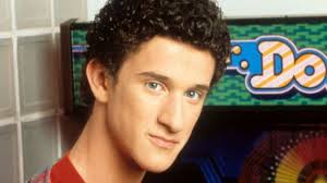 Salvados por la campana es una de esas series míticas de los 90, y no sólo por las pintas que llevaban todos los protagonistas. 7i0o8uswwu79im