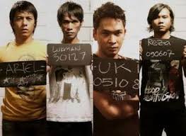 Bunga terakhir kupersembahkan kepada yang terindah sebagai satu tanda cinta untuknya bunga terakhir menjadi satu kenangan yang tersimpan takkan pernah hilang tuk selamanya. Lirik Dan Kunci Gitar Bunga Terakhir Info Lif Co Id