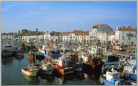 Is drinking a blonde legère by brasserie de l île de noirmoutier at gare maritime de l'île d'yeu. Photo A L Ile D Yeu 85350 Port Joinville Carte Postale De 2000 L Ile D Yeu 168727 Communes Com