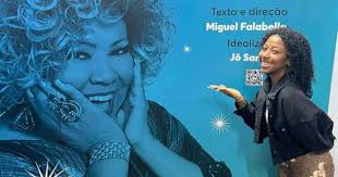 'Marrom, o Musical': Carol Roberto vive Alcione na fase jovem do espetáculo