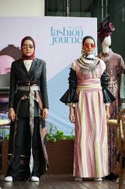 Baju lebaran dengan motif batik yang mewah juga bisa menjadi pilihan seperti model baju ala dian pelangi yang memilih warna biru agak tua sehingga terlihat sangat elegan. Dian Pelangi Tonjolkan Karakter Perempuan Muslim Indonesia Di Nyfw Kumparan Com