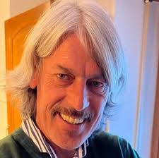 È domenica. Campo sgangherato di provincia. 0 erba, tanta terra e cori  stonati dalla tribuna. Spogliatoi stretti e sporchi già prima della  partita. I giocatori escono sul campo. Tacchetti affilati, sguardi intensi.