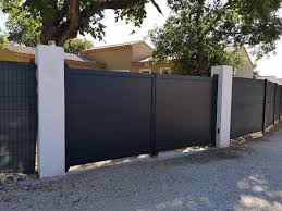 Nos portails aluminium battant en kit se montent facilement et rapidement. Portail Battant En Aluminium Gris Anthracite Sur Mesure Dans Le 84 Aptalu