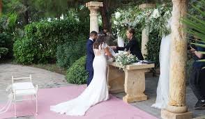 Probablemente eres de las novias, que optan por un enlace matrimonial más intimo y relajado, que no venga acompañada de tantas formalidades y por consecuente la idea de una boda por el civil sencilla y barata, te vaya mejor. El Maestro De Ceremonias En Una Boda Civil Must Read Fanny Bodas