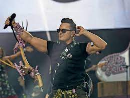 In 2012, he won the echo music award in folk music category, the amadeus austrian music award in 2012 as best live. Andreas Gabalier Begegnung Mit Homosexuellem Paar Bringt Sanger Zum Nachdenken