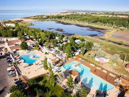 Sea side traditional hotel with direct access to the beach. Camping Le Mediterranee Plage Camping Languedoc Roussillon Buchen Bei Roan
