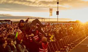 Aufgrund des großen erfolges mit 75.000 zuschauern entschloss man sich jedoch, diese veranstaltung jedes jahr stattfinden zu lassen. Rar19 Das Sind Die Bilder Von Rock Am Ring 2019