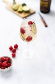 Cocktail Jura Spritzer Recette De Cocktail A Base De Vin En 2020 Recette Spritzer Recette Cocktail